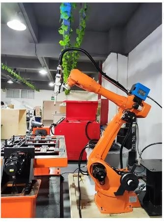 धातु एल्यूमीनियम के लिए 2000W स्वचालित फाइबर लेजर वेल्डिंग रोबोट सिस्टम 6 एक्सिस लेजर सोल्डरिंग मशीन